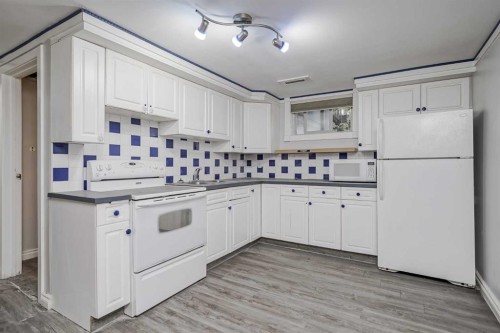 1468 Renfrew Drive Ne, Calgary, AB - Indoor Photo Showing Kitchen