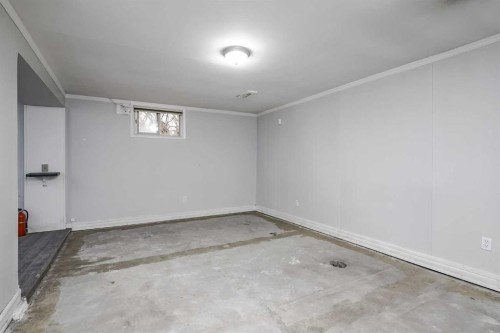 1468 Renfrew Drive Ne, Calgary, AB - Indoor Photo Showing Other Room