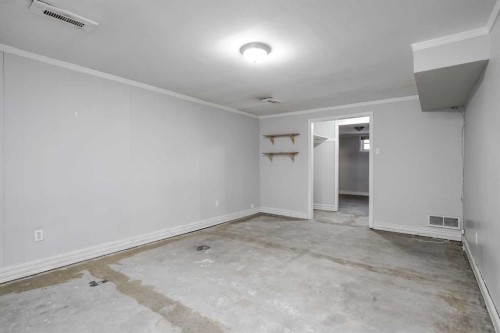1468 Renfrew Drive Ne, Calgary, AB - Indoor Photo Showing Other Room
