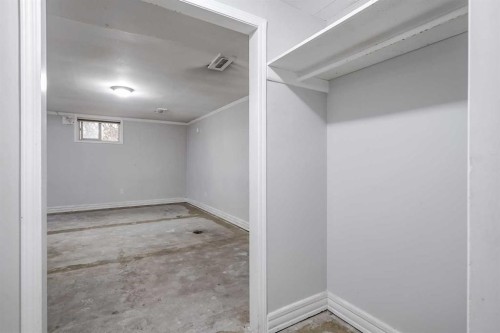 1468 Renfrew Drive Ne, Calgary, AB - Indoor Photo Showing Other Room