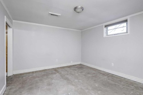 1468 Renfrew Drive Ne, Calgary, AB - Indoor Photo Showing Other Room
