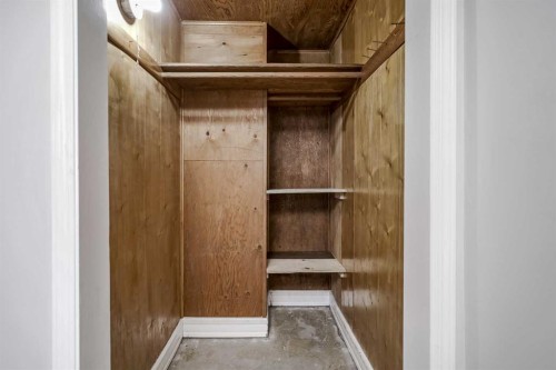 1468 Renfrew Drive Ne, Calgary, AB - Indoor Photo Showing Other Room