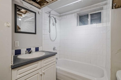 1468 Renfrew Drive Ne, Calgary, AB - Indoor Photo Showing Bathroom