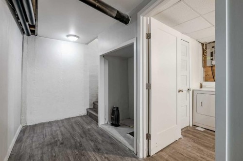 1468 Renfrew Drive Ne, Calgary, AB - Indoor Photo Showing Other Room