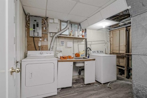 1468 Renfrew Drive Ne, Calgary, AB - Indoor Photo Showing Laundry Room