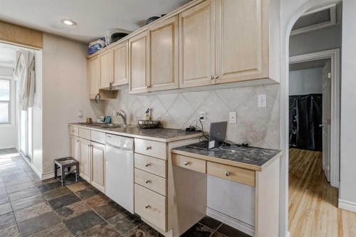1468 Renfrew Drive Ne, Calgary, AB - Indoor Photo Showing Kitchen
