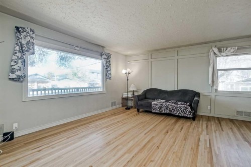 1468 Renfrew Drive Ne, Calgary, AB - Indoor Photo Showing Bedroom