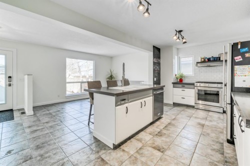 506 19 Avenue Nw, Calgary, AB - Indoor Photo Showing Kitchen