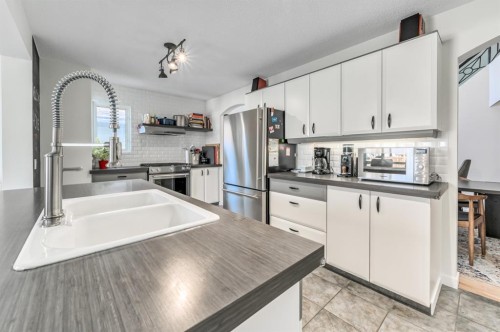 506 19 Avenue Nw, Calgary, AB - Indoor Photo Showing Kitchen With Stainless Steel Kitchen With Double Sink