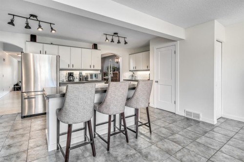 506 19 Avenue Nw, Calgary, AB - Indoor Photo Showing Kitchen With Stainless Steel Kitchen