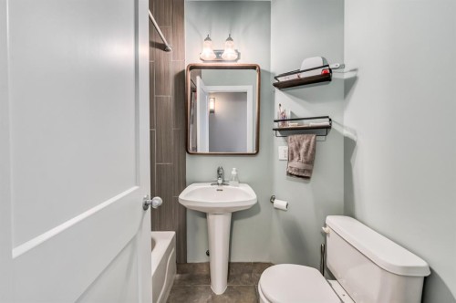506 19 Avenue Nw, Calgary, AB - Indoor Photo Showing Bathroom