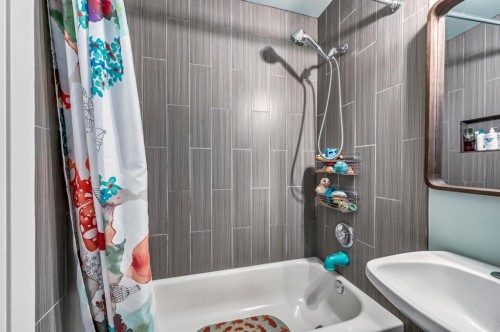 506 19 Avenue Nw, Calgary, AB - Indoor Photo Showing Bathroom