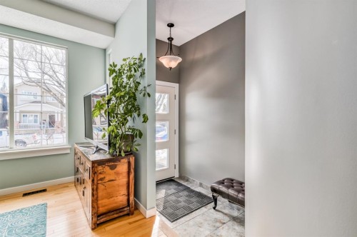 506 19 Avenue Nw, Calgary, AB - Indoor Photo Showing Other Room