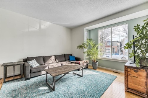 506 19 Avenue Nw, Calgary, AB - Indoor Photo Showing Living Room