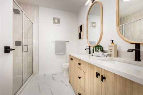 140 Heartwood Lane Se, Calgary, AB - Indoor Photo Showing Bathroom