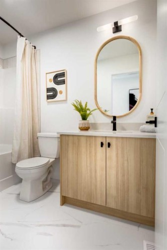140 Heartwood Lane Se, Calgary, AB - Indoor Photo Showing Bathroom