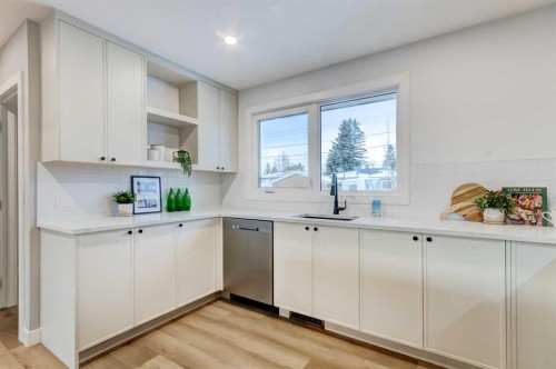 1724 Valleyview Road Ne, Calgary, AB - Indoor Photo Showing Kitchen