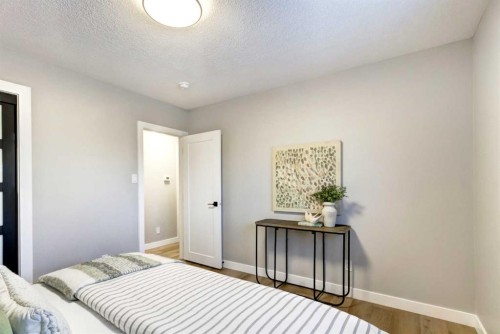 1724 Valleyview Road Ne, Calgary, AB - Indoor Photo Showing Bedroom