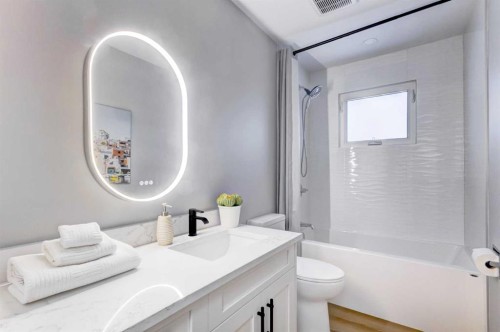 1724 Valleyview Road Ne, Calgary, AB - Indoor Photo Showing Bathroom