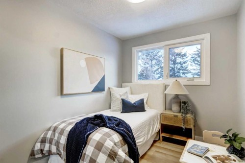 1724 Valleyview Road Ne, Calgary, AB - Indoor Photo Showing Bedroom