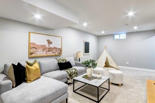 1724 Valleyview Road Ne, Calgary, AB - Indoor Photo Showing Other Room