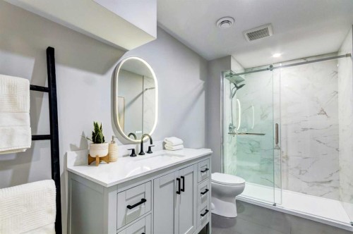 1724 Valleyview Road Ne, Calgary, AB - Indoor Photo Showing Bathroom