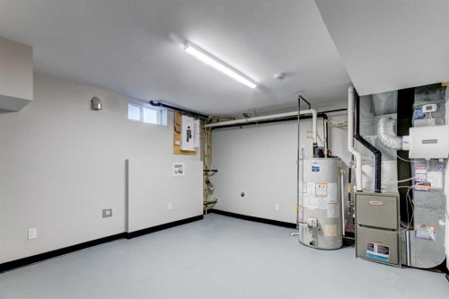 1724 Valleyview Road Ne, Calgary, AB - Indoor Photo Showing Garage