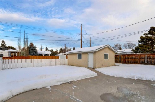 1724 Valleyview Road Ne, Calgary, AB - Outdoor