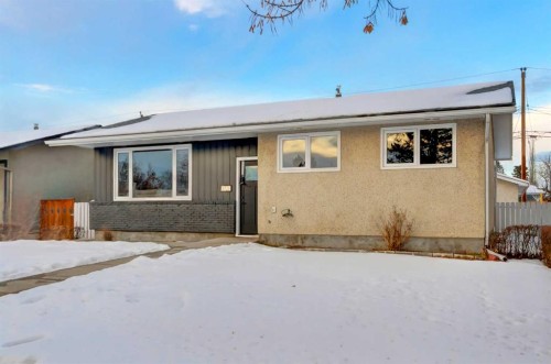 1724 Valleyview Road Ne, Calgary, AB - Outdoor