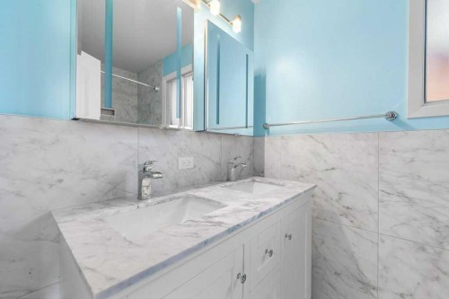 31 Edforth Way Nw, Calgary, AB - Indoor Photo Showing Bathroom