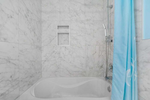 31 Edforth Way Nw, Calgary, AB - Indoor Photo Showing Bathroom