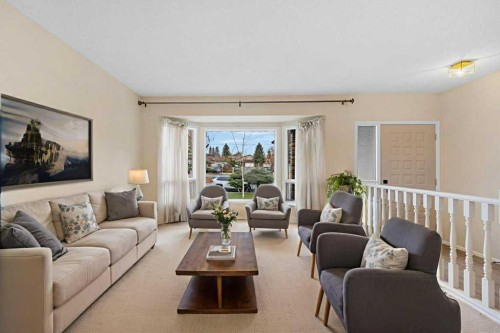 31 Edforth Way Nw, Calgary, AB - Indoor Photo Showing Living Room