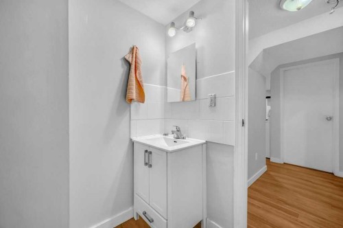 1140 Abbeydale Drive Ne, Calgary, AB - Indoor Photo Showing Bathroom