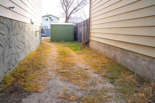 144 Whitmire Road Ne, Calgary, AB - Outdoor