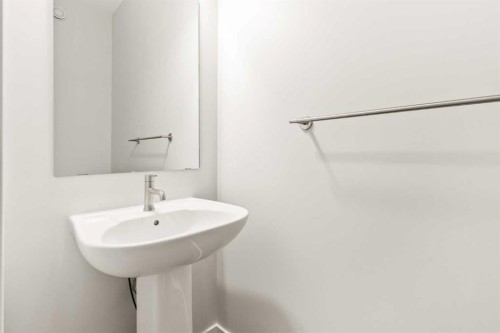 46 Starling Boulevard Nw, Calgary, AB - Indoor Photo Showing Bathroom