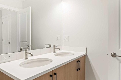 46 Starling Boulevard Nw, Calgary, AB - Indoor Photo Showing Bathroom