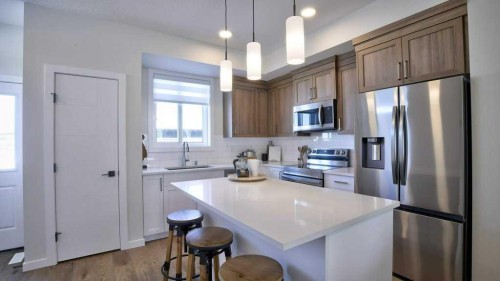 770 Wolf Willow Boulevard Se, Calgary, AB - Indoor Photo Showing Kitchen