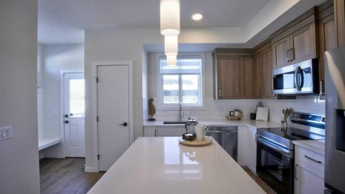 770 Wolf Willow Boulevard Se, Calgary, AB - Indoor Photo Showing Kitchen