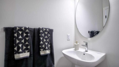 770 Wolf Willow Boulevard Se, Calgary, AB - Indoor Photo Showing Bathroom