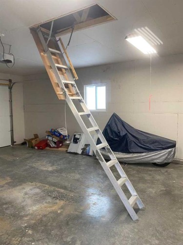 12 Legacy Main Street Se, Calgary, AB - Indoor Photo Showing Garage