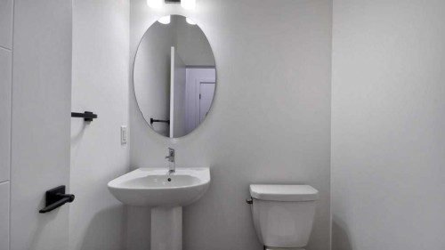 774 Wolf Willow Boulevard Se, Calgary, AB - Indoor Photo Showing Bathroom