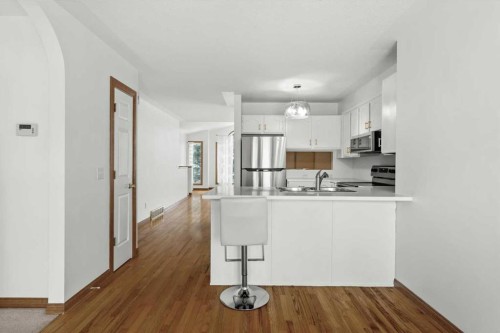 9095 Scurfield Drive Nw, Calgary, AB - Indoor Photo Showing Kitchen