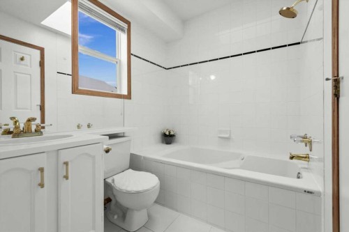 9095 Scurfield Drive Nw, Calgary, AB - Indoor Photo Showing Bathroom