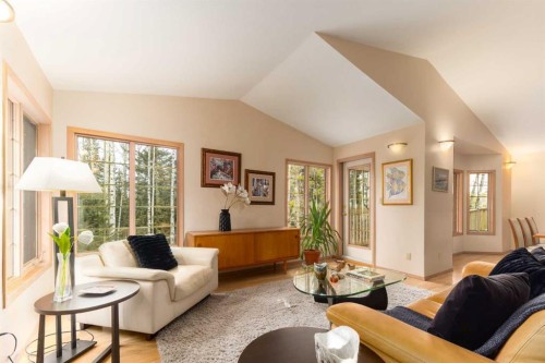 231031 Forestry Way, Bragg Creek, AB - Indoor Photo Showing Living Room