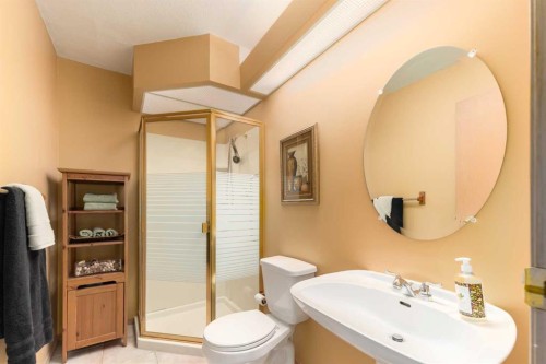 231031 Forestry Way, Bragg Creek, AB - Indoor Photo Showing Bathroom