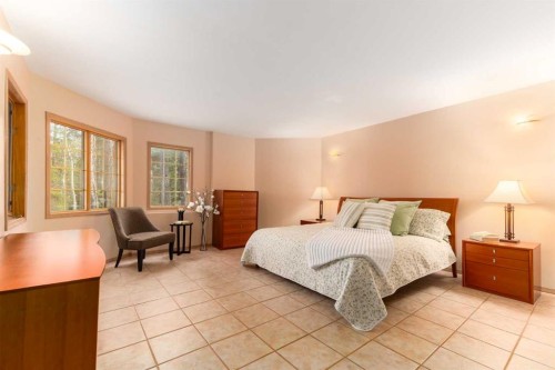 231031 Forestry Way, Bragg Creek, AB - Indoor Photo Showing Bedroom