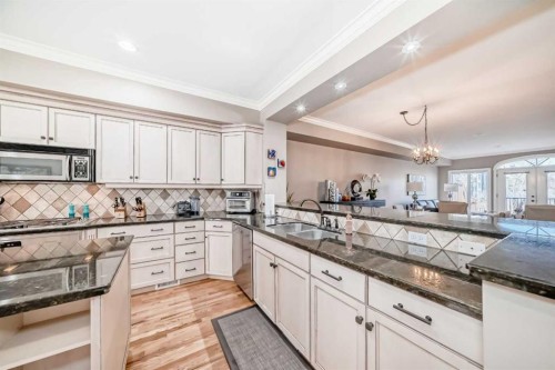 2431 Erlton Street Sw, Calgary, AB - Indoor Photo Showing Kitchen With Double Sink With Upgraded Kitchen