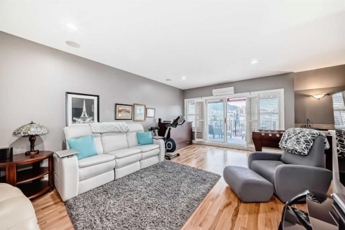 2431 Erlton Street Sw, Calgary, AB - Indoor Photo Showing Living Room