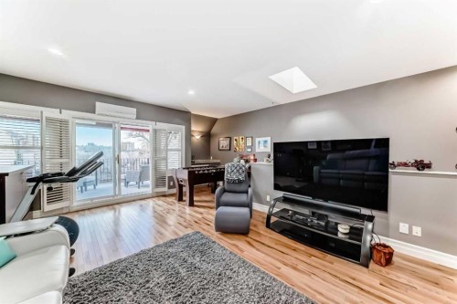2431 Erlton Street Sw, Calgary, AB - Indoor Photo Showing Living Room
