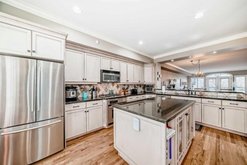 2431 Erlton Street Sw, Calgary, AB - Indoor Photo Showing Kitchen With Upgraded Kitchen
